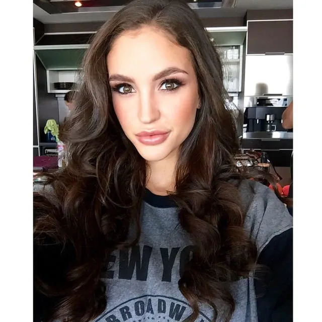 Mirella, 20 años — follamigas en Pamplona